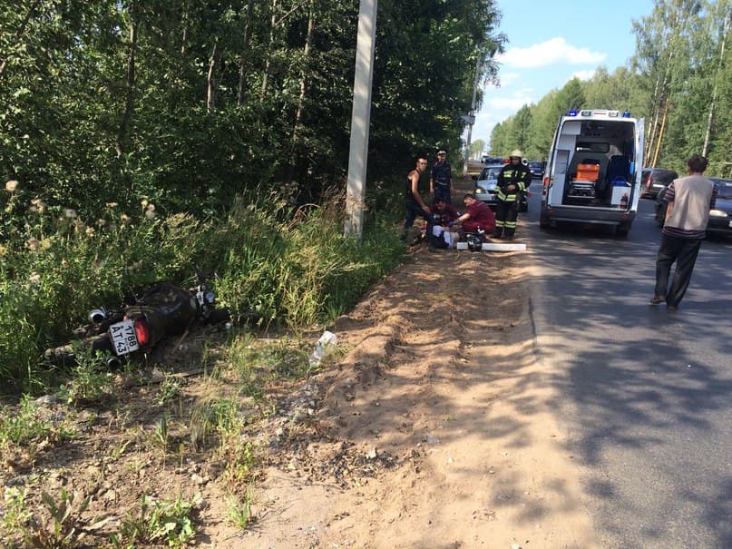 В Коминтерне мотоциклист с пассажиром врезались в Nissan