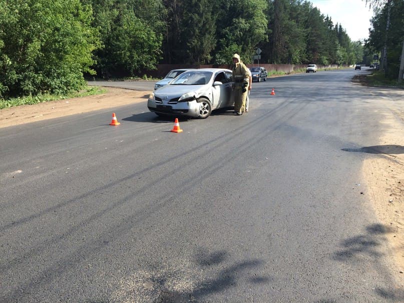 В Коминтерне мотоциклист с пассажиром врезались в Nissan