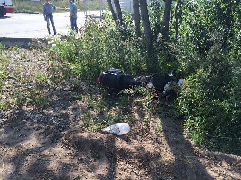 В Коминтерне мотоциклист с пассажиром врезались в Nissan