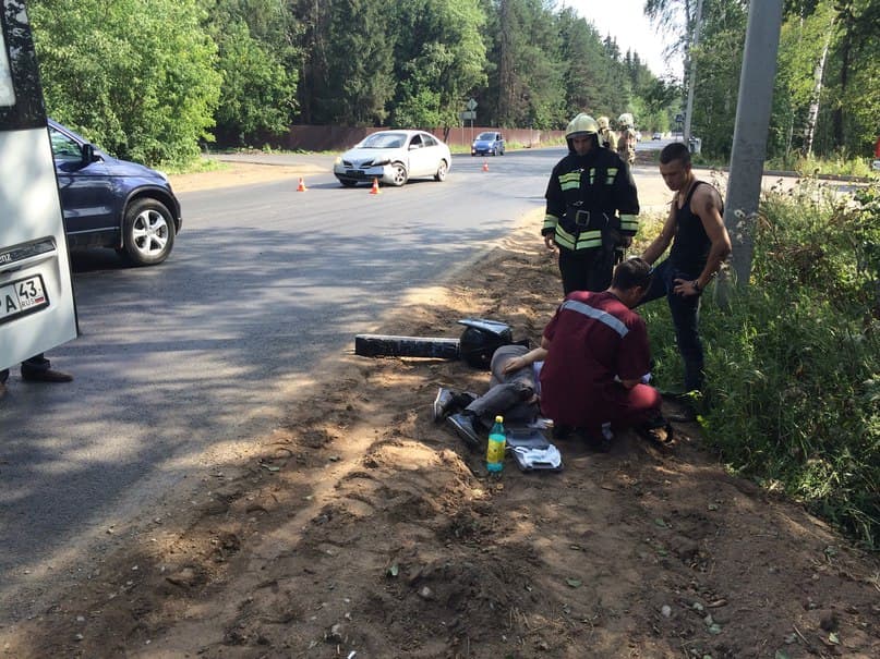 В Коминтерне мотоциклист с пассажиром врезались в Nissan