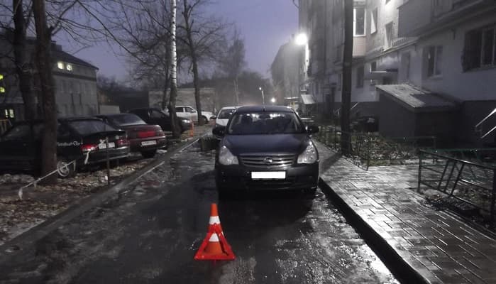 В Кирове мужчина на «Альмере» задним ходом сбил пенсионерку