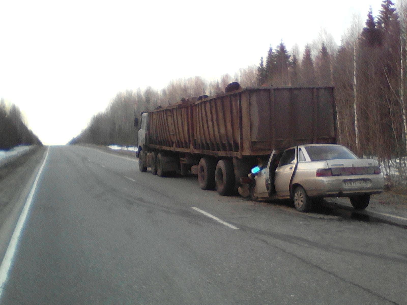 «Десятка» врезалась в стоящую на обочине фуру