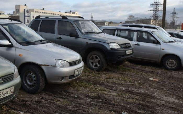 Кировских любителей припарковаться на газоне накажут