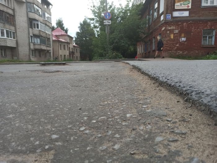 В Кирове перекресток улиц Труда и Свободы может запросто угробить пару колёс