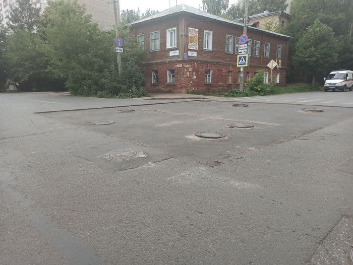 В Кирове перекресток улиц Труда и Свободы может запросто угробить пару колёс