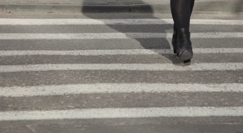 ДТП в Кирове: 2 девушки не успели перейти дорогу по «зебре»