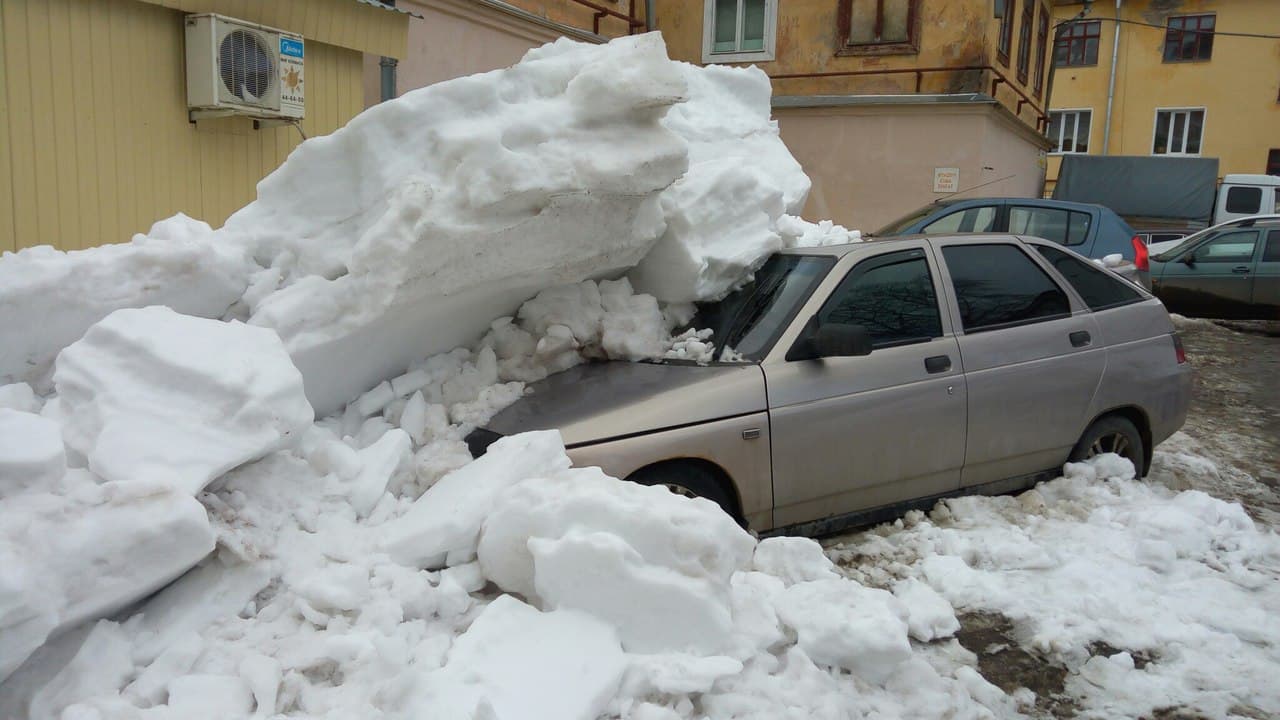 В Кирове машину придавила снежная глыба