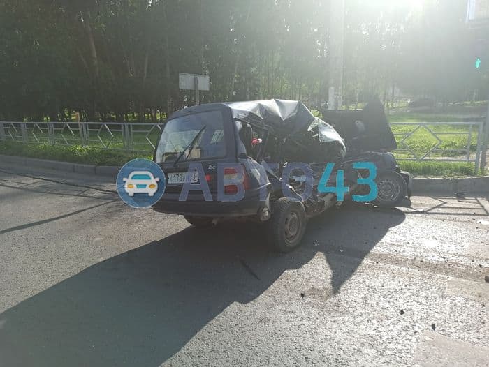 Жесткое ДТП на Производственной — детальные фото: фура столкнулась с легковушкой