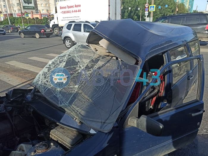 Жесткое ДТП на Производственной — детальные фото: фура столкнулась с легковушкой