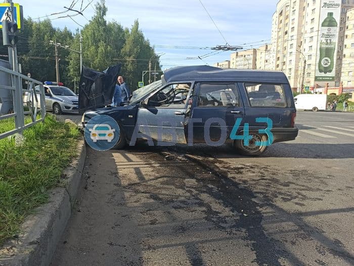 Жесткое ДТП на Производственной — детальные фото: фура столкнулась с легковушкой