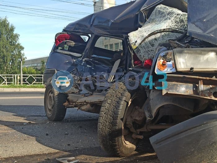 Жесткое ДТП на Производственной — детальные фото: фура столкнулась с легковушкой