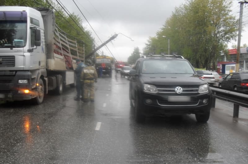 Опору на Производственной уронил длиномер