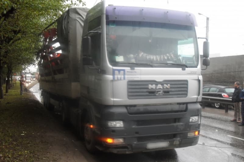 Опору на Производственной уронил длиномер