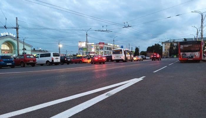 «Без нарушения не проехать»: что не так с разметкой на Комсомольской площади в Кирове?