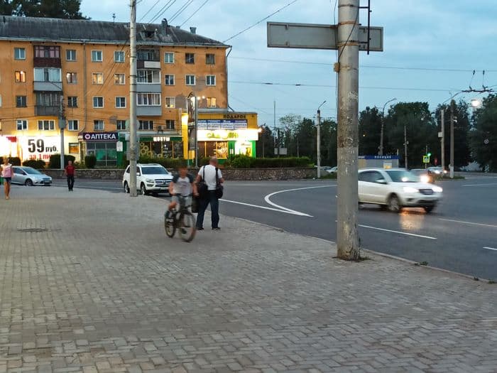 «Без нарушения не проехать»: что не так с разметкой на Комсомольской площади в Кирове?