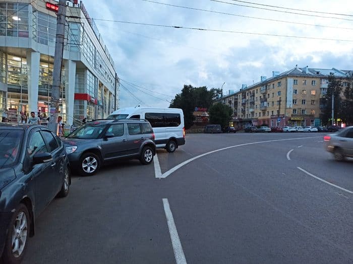 «Без нарушения не проехать»: что не так с разметкой на Комсомольской площади в Кирове?
