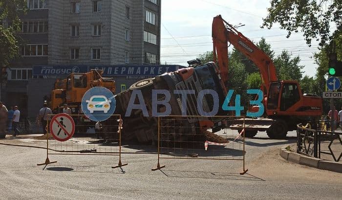 "Прямиком в Ад": в Кирове на Октябрьском проспекте самосвал провалился под асфальт