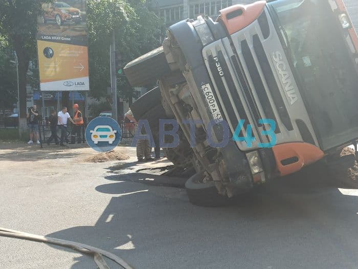 "Прямиком в Ад": в Кирове на Октябрьском проспекте самосвал провалился под асфальт