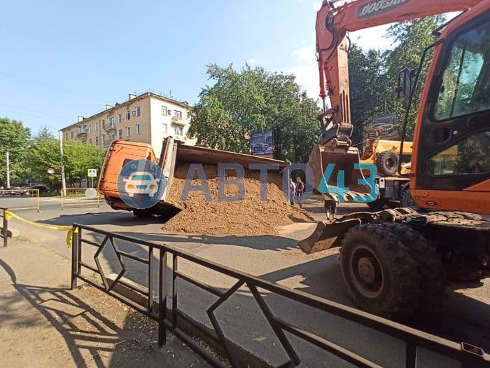 "Прямиком в Ад": в Кирове на Октябрьском проспекте самосвал провалился под асфальт