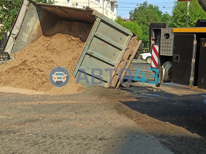 "Прямиком в Ад": в Кирове на Октябрьском проспекте самосвал провалился под асфальт