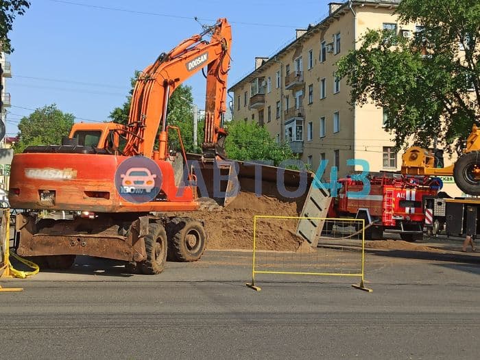 "Прямиком в Ад": в Кирове на Октябрьском проспекте самосвал провалился под асфальт