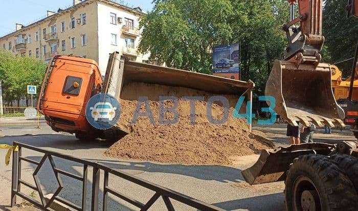 В Кировской мэрии прокомментировали ситуацию с провалившимся под асфальт самосвалом