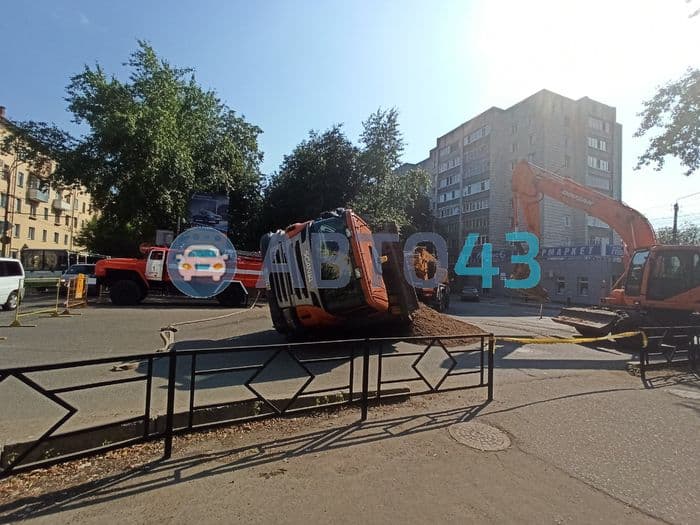 "Прямиком в Ад": в Кирове на Октябрьском проспекте самосвал провалился под асфальт