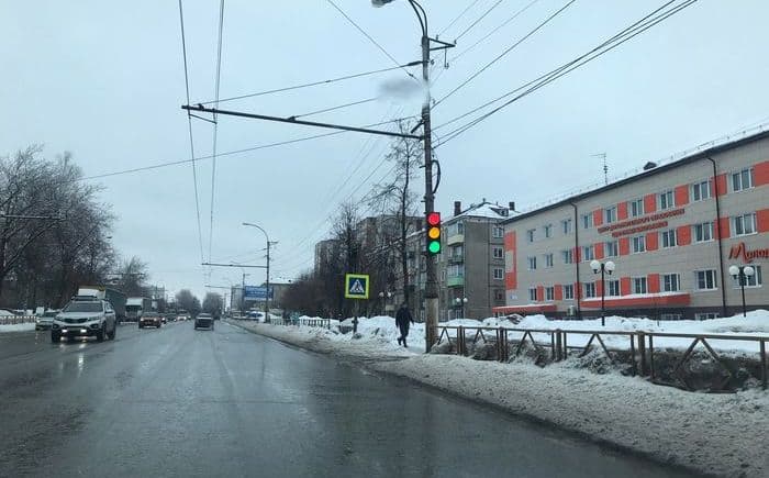 «Стой - едь»: что делать, если горят красный и зеленый одновременно?