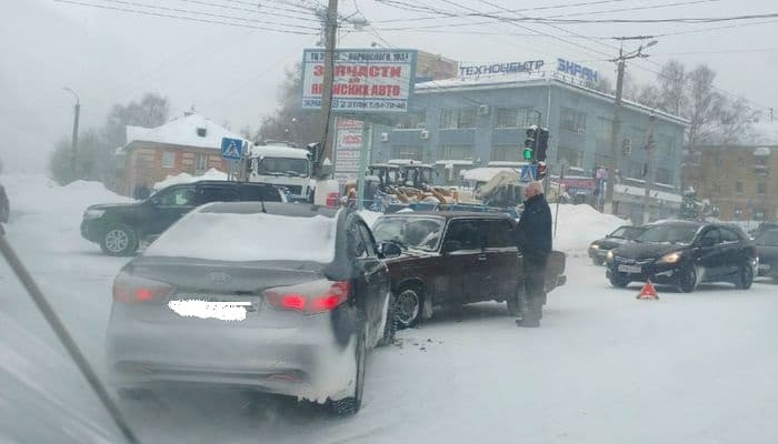 "Белый плен" на дорогах Кирова: особенно не повезло фурам