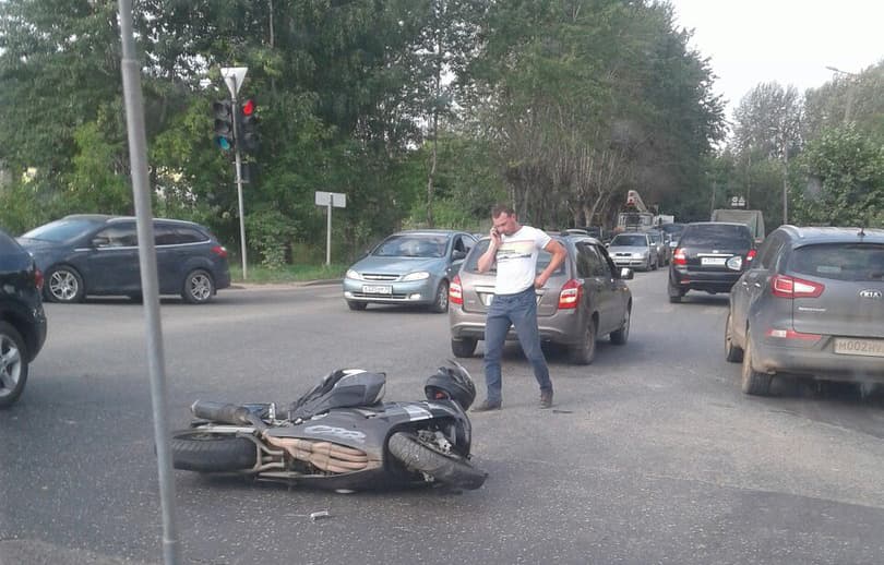 Оборванный провод и авария спровоцировали затор на Воровского