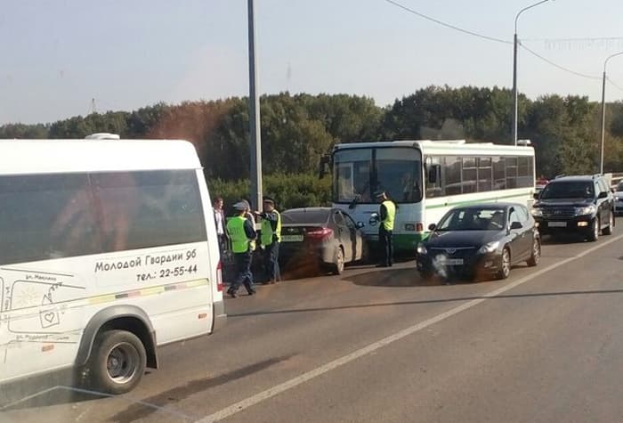 На старом мосту женщина с ребенком на Kia врезалась во встречный автобус