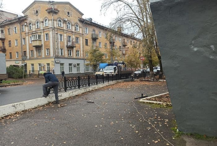 Мусор, заборы, земля из-под ног: вспоминаем все «страдания» Октябрьского проспекта