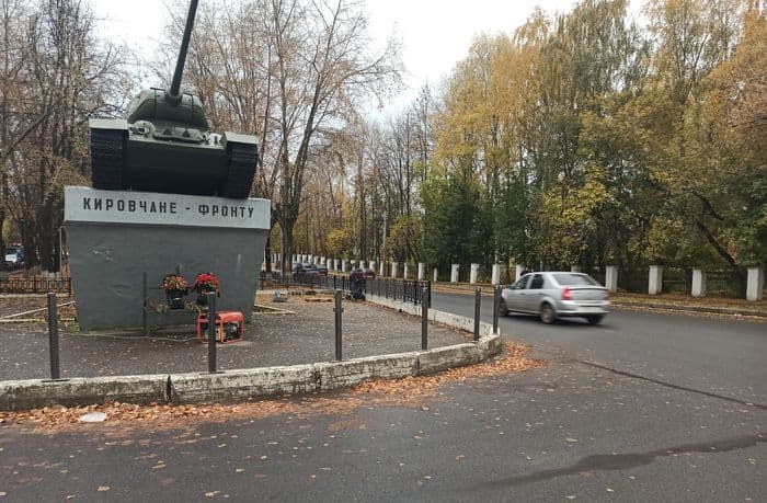 Опять заборы: в Кирове на Октябрьском проспекте установили новые ограждения