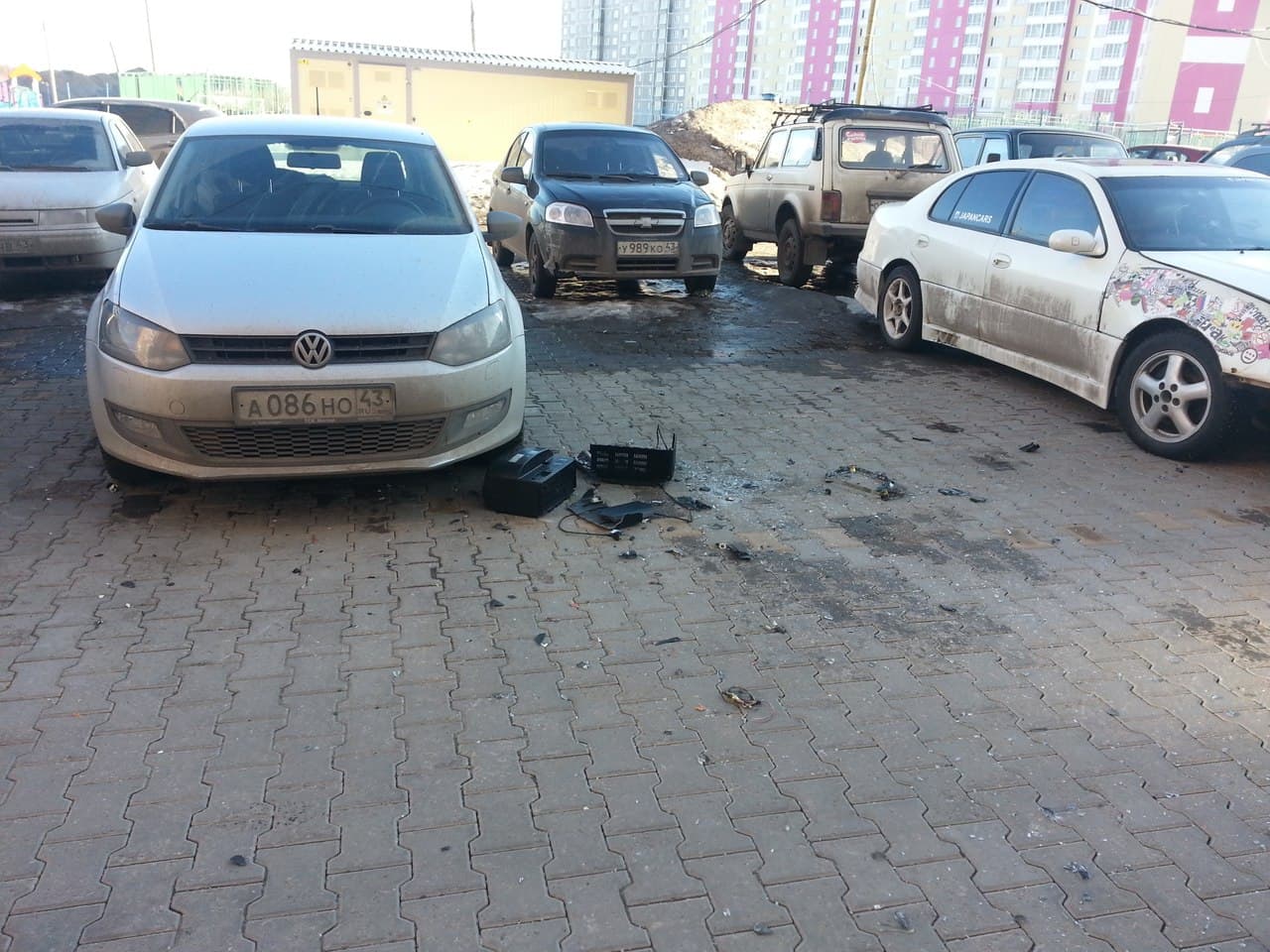 В Чистых Прудах из окна дома на машины выпал телевизор