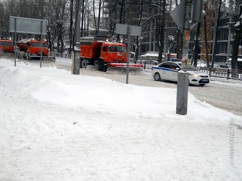 Подрядчики учли недостатки? В Кирове начали чистить дороги утром