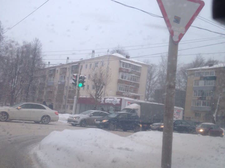 Снегопад и аварии. Киров снова встал в пробках