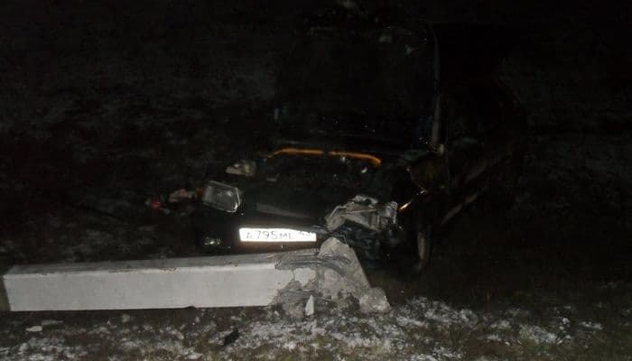 На трассе под Кировом «четырнадцатая» врезалась в опрокинутый бетонный столб