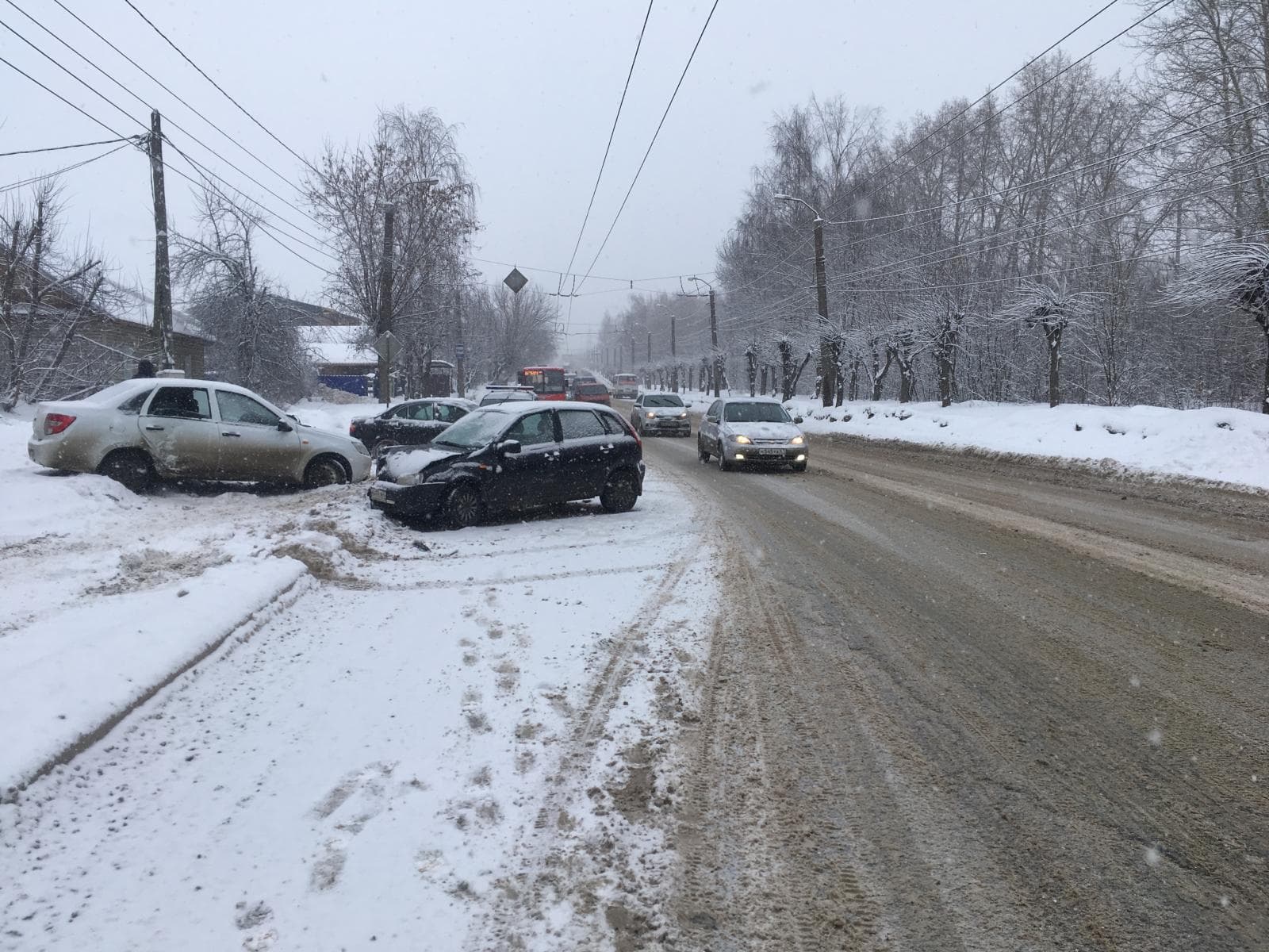На Луганской водитель уходил от столкновения с автобусом и попал в ДТП