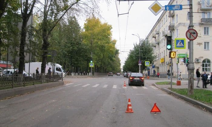 На Октябрьском проспекте автоледи сбила школьника