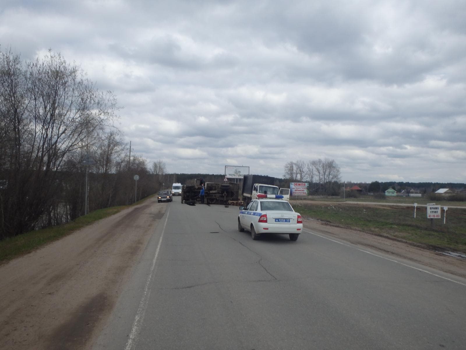 Фургон с пивом перевернулся из-за отпавшего колеса