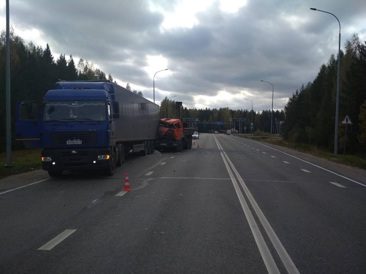 В Юрьянском районе грузовик влетел в стоящий на дороге “МАЗ”