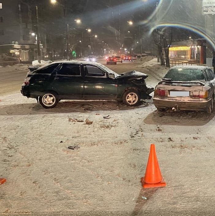 В Кирове на Ивана Попова столкнулись ВАЗ и Audi: есть пострадавшая