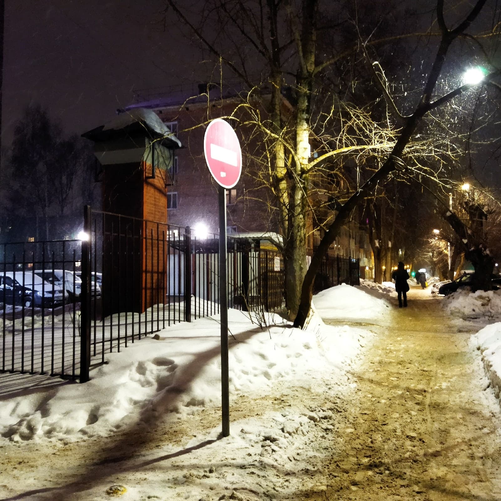 Знак, известный каждому: «могут ли водители без штрафов заезжать под "Кирпич " и почему