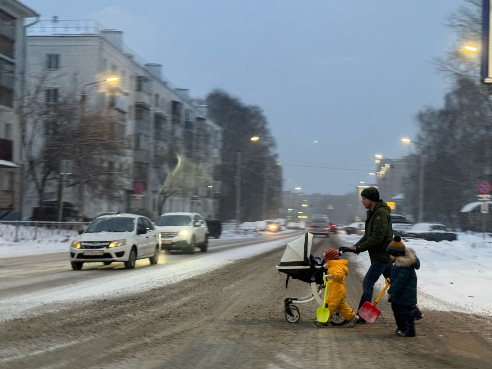 Шаг на "зебру" сделан: в каком случае водитель может не останавливаться при виде пешехода и почему будет прав?