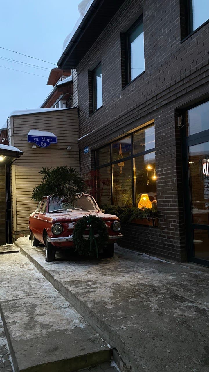 Юрист оценила шанс получить штраф за гирлянду в машине