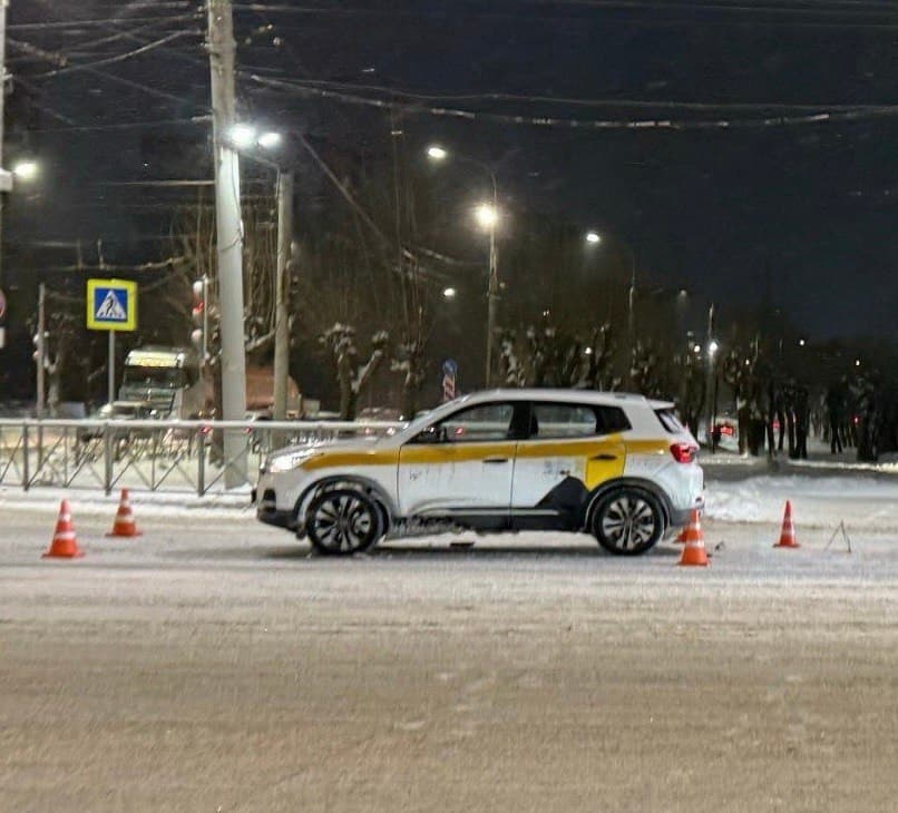 В Кирове на Воровского 16-летняя девушка оказалась под колесами такси