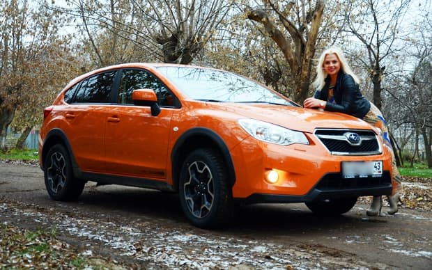 Блондинка на оранжевом Subaru