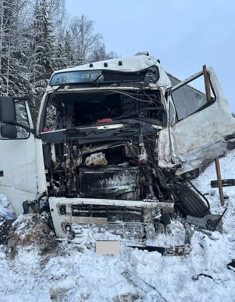 В Шабалинском районе столкнулись две фуры: водитель Volvo погиб на месте