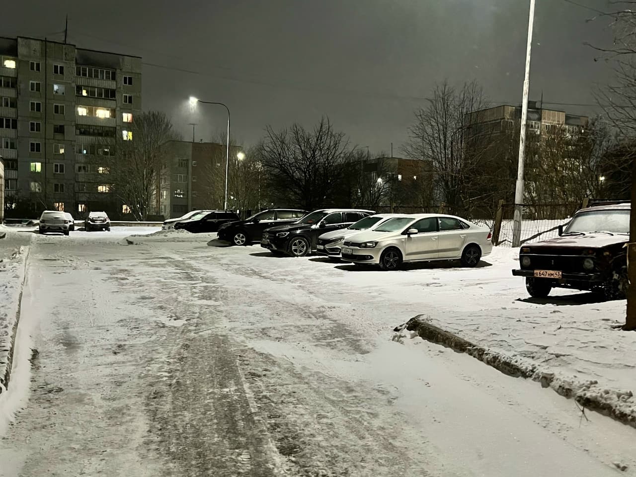 Юрист объяснил, что делать с брошенным во дворе автомобилем