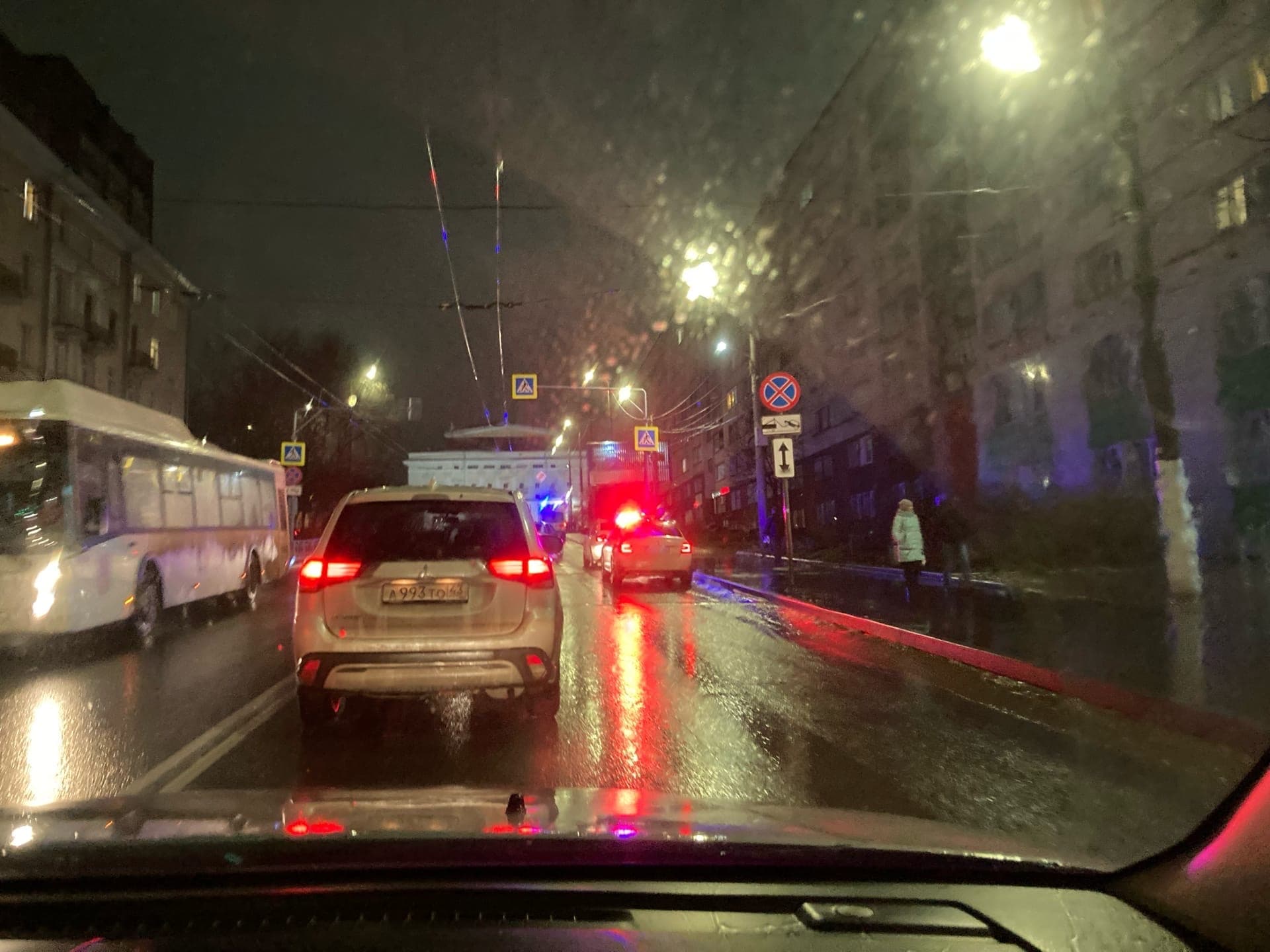 Что нужно делать, если запотели окна в машине? Запомните одно золотое правило